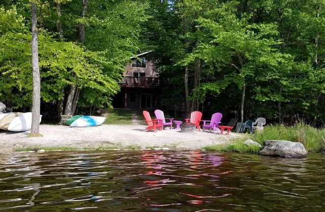 ¡Escape a los Poconos! Amplias habitaciones de 5 dormitorios en el lago: barcos, sala de juegos, jacuzzi