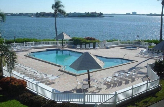 Escapar a este pintoresco Bay Front Condo, perfecto para parejas o familias.