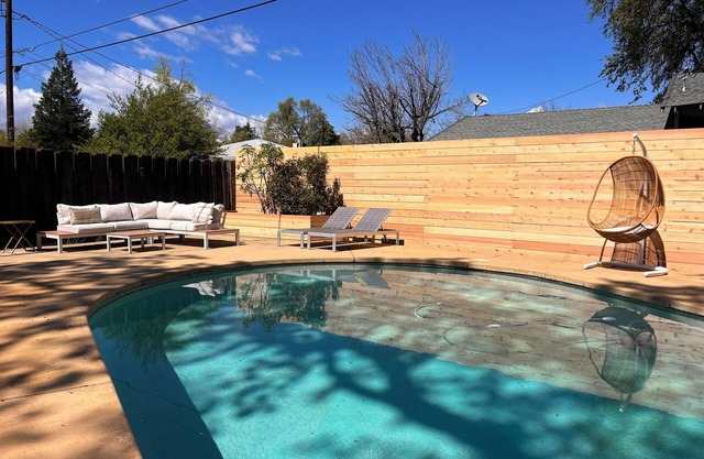 Escápate a esta casa de 3 dormitorios en Redding con piscina al aire libre y spa