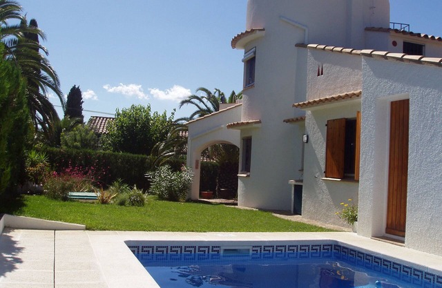 Estartit, casa independiente típica junto al mar, piscina privada, jardín