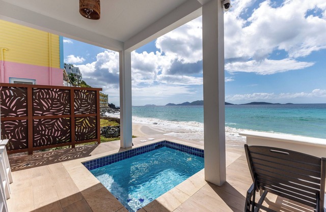 ETTA BEACH VILLA - New beachfront apartment, steps from surf & bars in Apple Bay