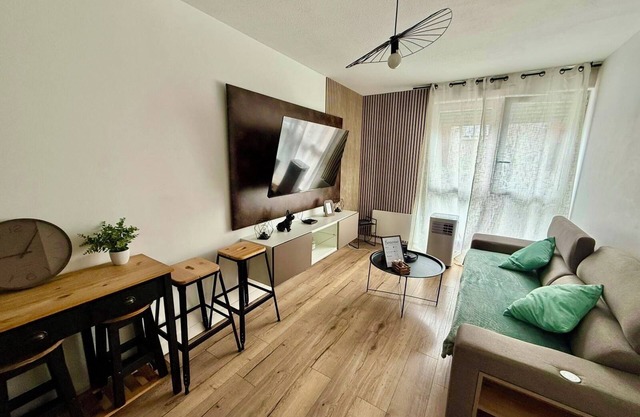 Attractive, modern and bright T2 apartment - Centre Aucamville + air conditioning and secure parking