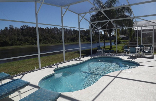 Ex Show Home Villa, frente al lago, piscina privada, sala de juegos y wi-fi gratuito