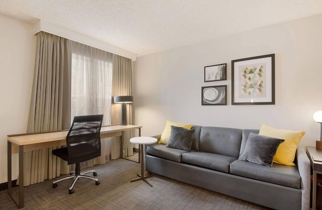 Excellent Choice! Unit with Fully-equipped Kitchen and FREE Breakfast!