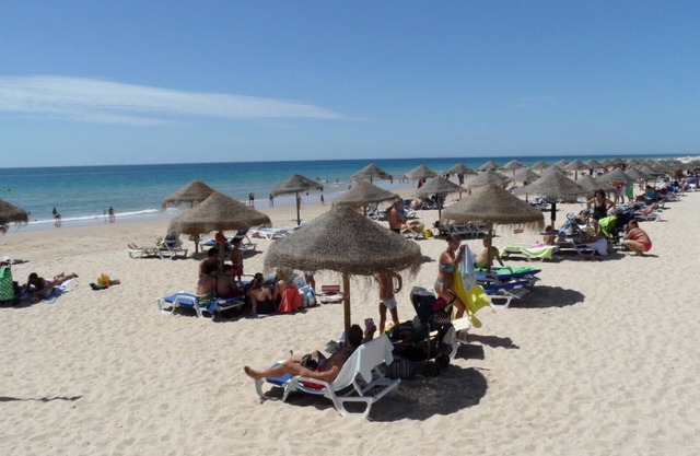EXCELLENT❤️❤️ EN PUEBLO MUY BONITO CERCA DEL MAR, CON AIRE ACONDICIONADO, PISCINA, WiFi GRATUITO