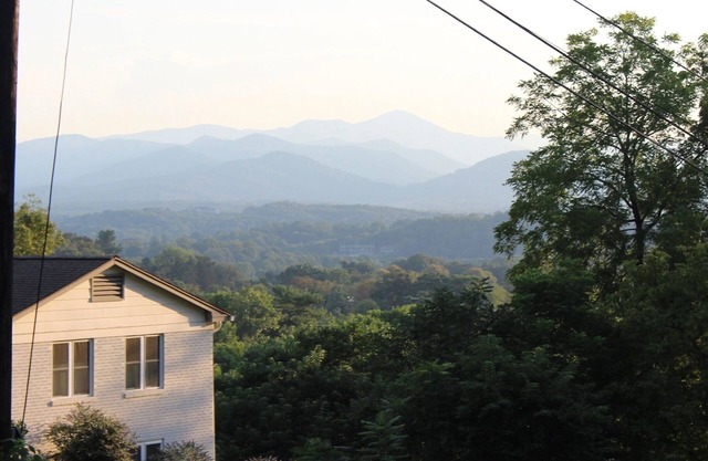 El mirador en la montaña Beaucatcher en el centro de Asheville