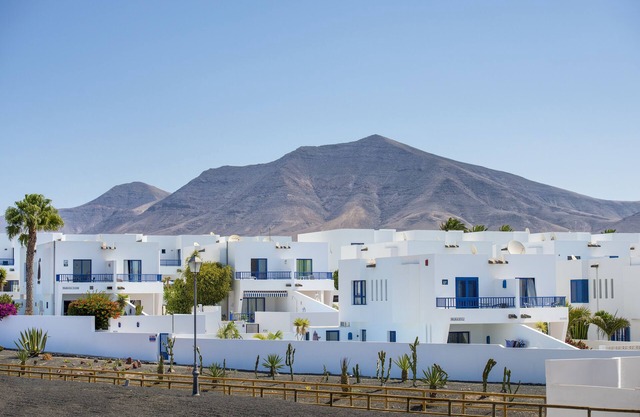 Excelente villa con piscina privada, parking, WIFI gratis, 50m. Marina Rubicon