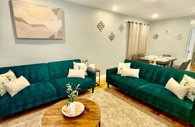 Cozy 3-bedroom retreat with Parking close to EWR, NYC that sleeps up to 8.
