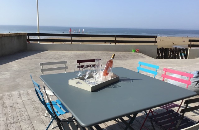 Apartamento muy amplio y luminoso, 6 habitaciones con acceso directo a la playa.