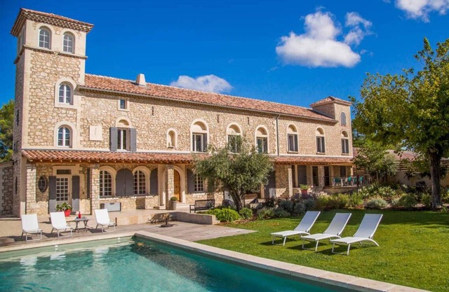 Exceptional air-conditioned farmhouse in Noves (13), park, heated pool, pets allowed (2).