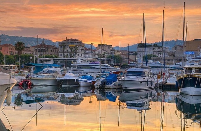 EXCEPTIONAL HOLIDAY ACCOMMODATION WITH SEA VIEWS IN CANNES LE BOCCA