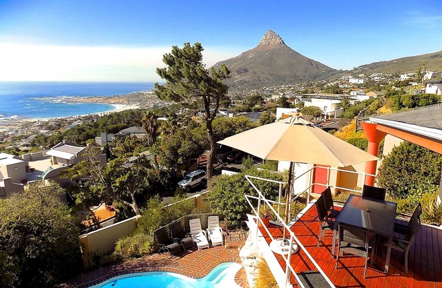 Excepcional casa de vacaciones con vista panorámica en Camps Bay