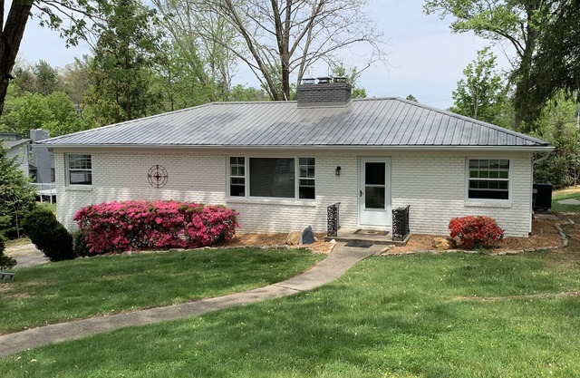 EXCEPTIONALLY CLEAN-SUPER QUIET-VERY COMFY & CLOSE TO ASHEVILLE !!