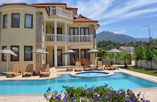 Exclusiva Villa de 4 dormitorios con piscina privada con vistas a las tumbas de roca