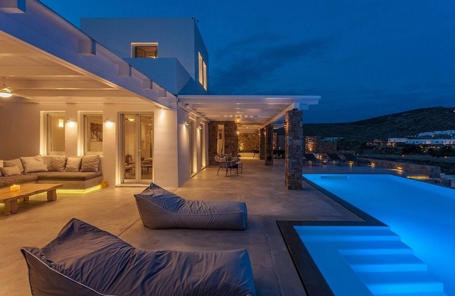 Exclusiva villa de 7 dormitorios con piscina privada, jacuzzi, gimnasio, impresionantes vistas al mar a 300 ma la playa de Elia