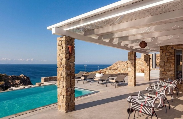 Exclusiva villa de 7 dormitorios con piscina privada, jacuzzi, gimnasio, impresionantes vistas al mar a 300 ma la playa de Elia