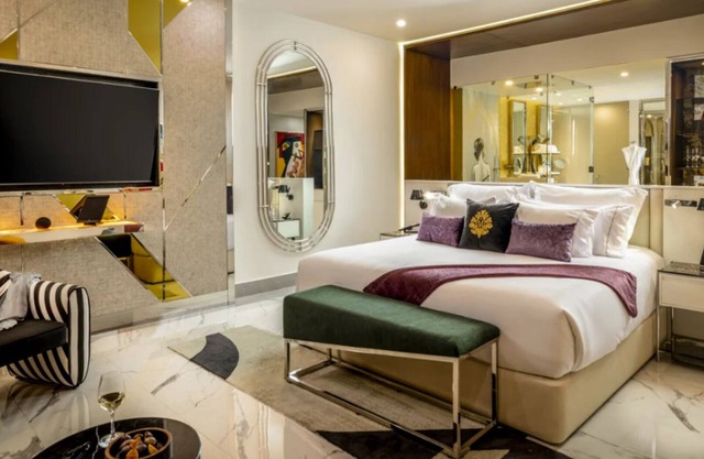 ✨Exclusive Amenities 👥 Adults-Only Studio 🛁 Private Jacuzzi