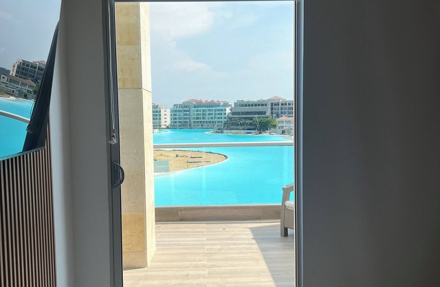 Exclusivo apto Baia Kristal con playa artificial