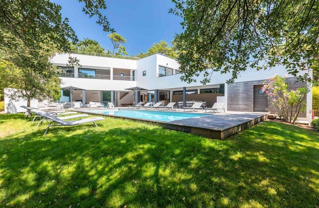 Villa contemporánea con piscina climatizada entre lago y mar.