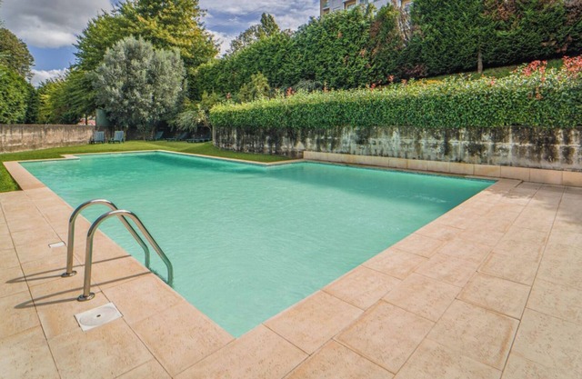 ¡Piso exclusivo, familiar con piscina privada, jardines y parque infantil!