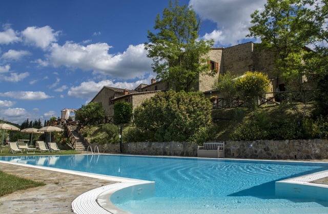 Patio exclusivo con vista panorámica, piscina y encanto