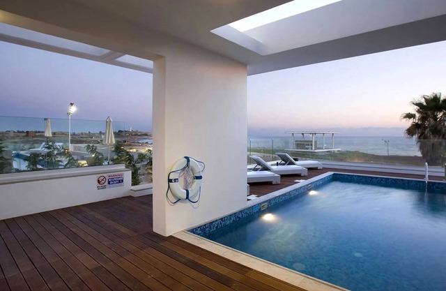 Exclusive Luxury Beachfront Villas - Prime Tourist Beach Location - SA