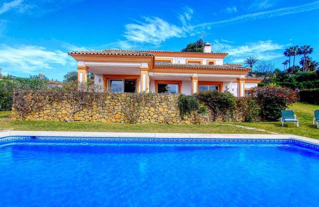 Villa familiar barbacoa con piscina climatizada vista al golf gran jardín