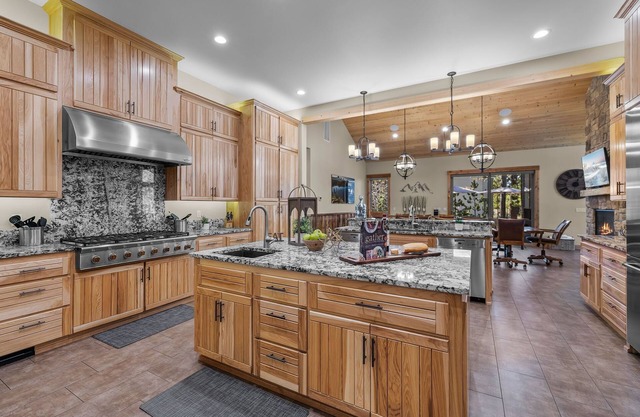 Executive 8BR 8.5 BA Luxury Lodge Home, Sleeps 20
