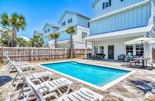 exhale: Private heated pool, Free golf cart, 2 mins to beach, Bunk Rooms
