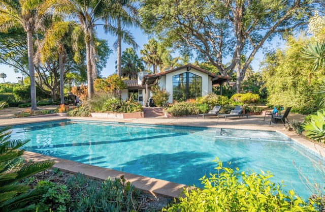 Amplia y moderna casa con piscina y cancha de tenis!