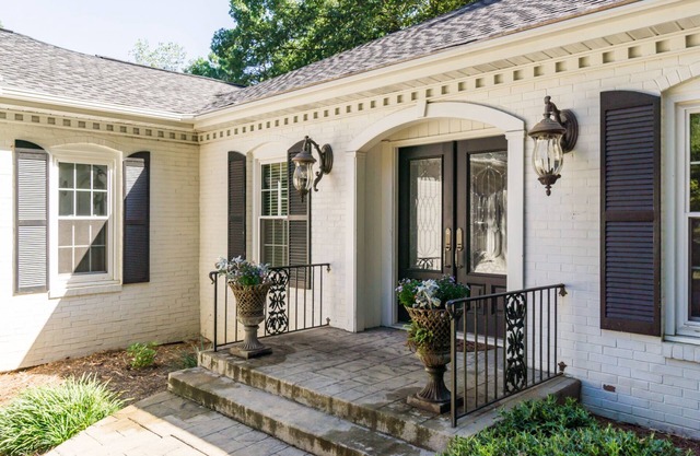 Expansive ranch on private wooded lot! E Cobb