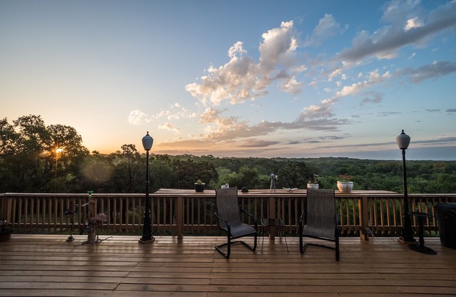 Experimenta un amanecer que nunca olvidarás desde la terraza de la casa en Cox Hill
