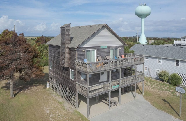 Experience coastal living at Morning Star, a 5BR home in Nags Head, perfect for up to 10 guests.