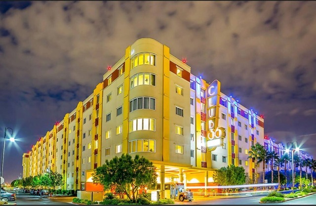Experience energy of Las Vegas| Just you or the entire family| luxury condo unit