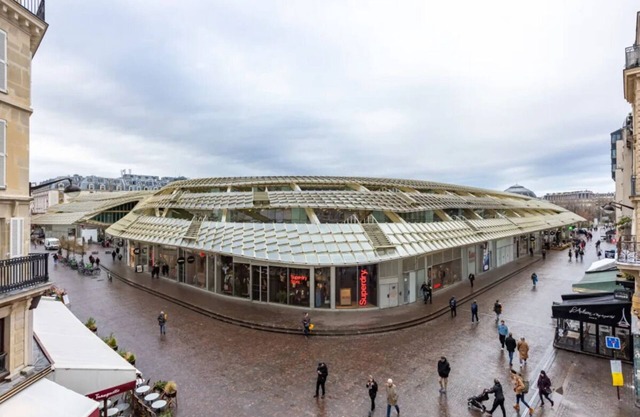 EXPERIENCE PARISIAN CHARM A PICTURESQUE 3-BEDROOM APARTMENT IN LES HALLES