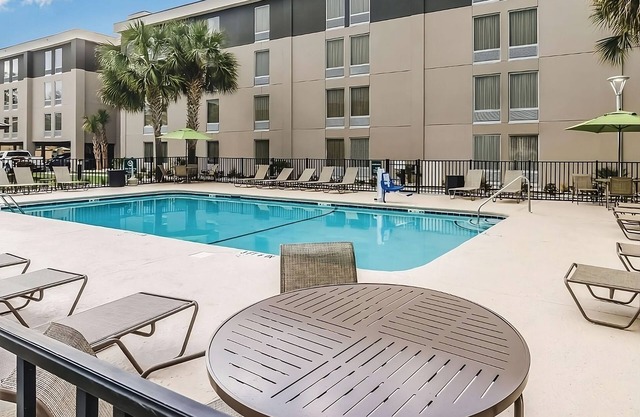 Experience Poolside Joy & Grab-and-Go Breakfast in 2 Cozy Hotel Rooms