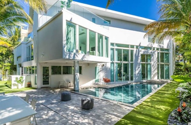 "Villa de Lujo con Piscina: 6 Dormitorios, 8 Baños y Tecnología Inteligente.