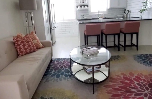 EXPLORE & ENJOY in the heart of Downtown ST. Pete