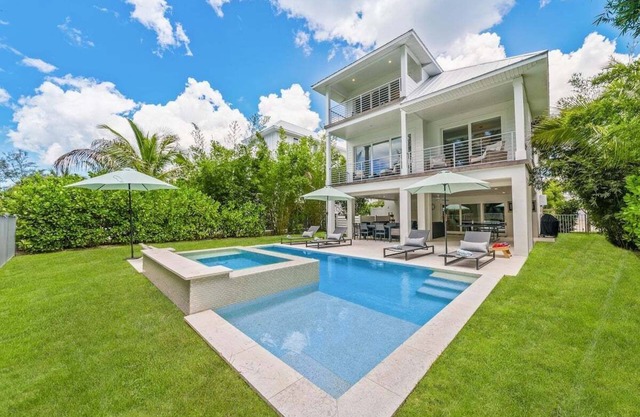 Exquisite 3 BR / 3.5 BA home with pool and spa on Longboat Key - The Captain's Quarters