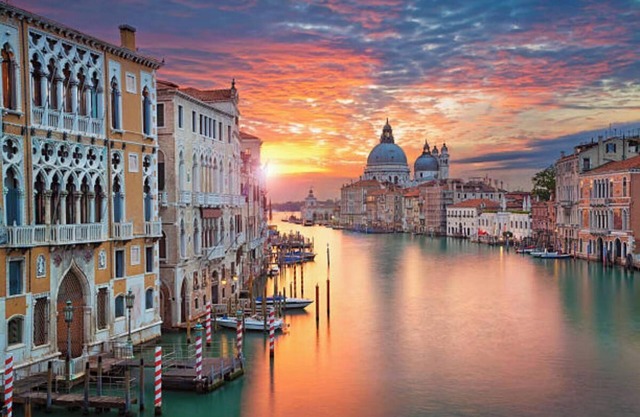 Exquisite Canal-View Luxury Apartment in Venice with Designer Interiors