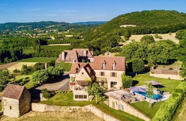 Exquisita casa de grandes personajes: ideal para familiares y amigos