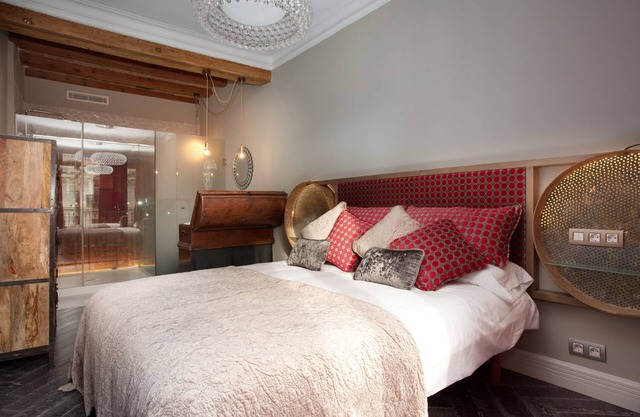 Exquisito restaurado Piso con mucha historia en el centro de Barcelona 3 BR 3BTH