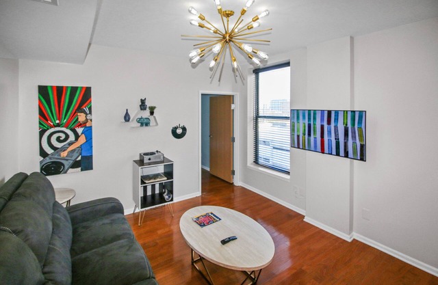 Exquisito condominio en el último piso, corazón del centro de Indy