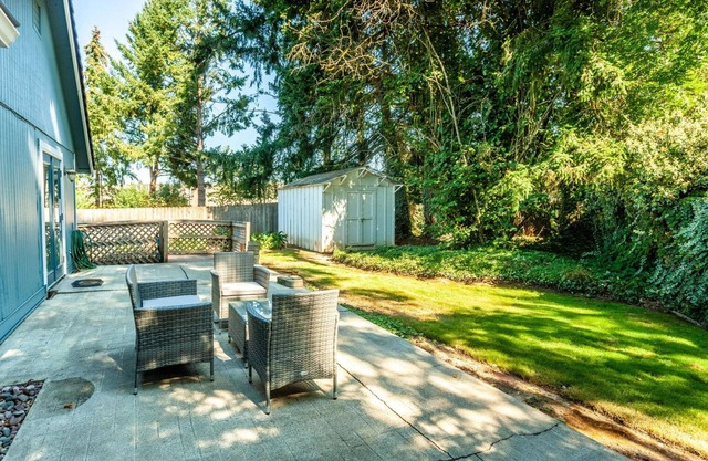 Exquisite Tualatin 2BR w/ Parking, nr Shops & Restaurants, by Blueground