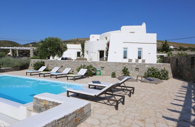 Exquisita villa con piscina en un lugar aislado con la ciudad y playa cercana, Servicio