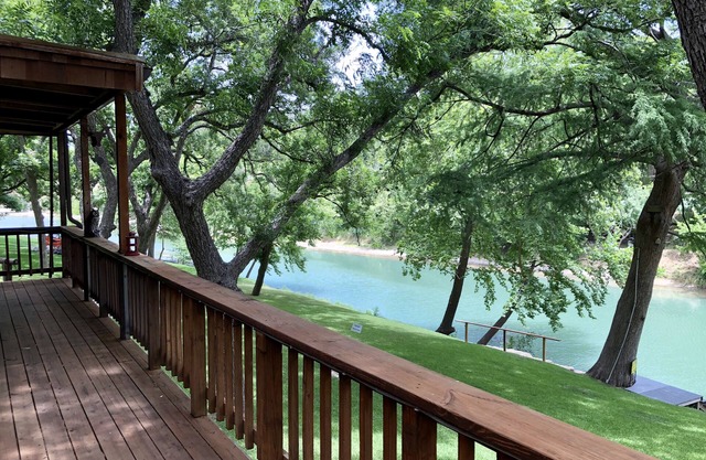 Retiro del Río Little Ponderosa - ¡Lujo en la ribera del río Guadalupe!