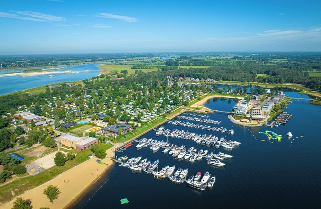 Extra luxury 6-person wellnessbungalow in the holiday park Landal Marina Resort Well