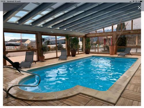 F2 avec piscine et jacuzzi