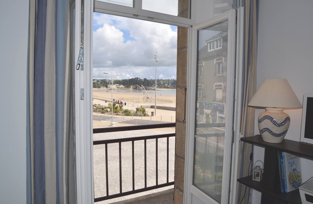 F2 Vista al mar y a la playa de Morgat con un pequeño balcón