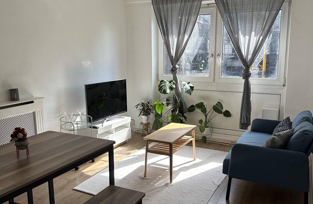 Fab Excel London flat, warm cosy Liz Line